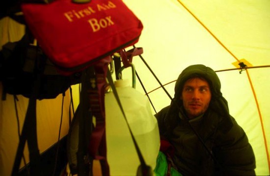 เสียวได้อีก! นักสำรวจกางเต็นท์นอนบนหน้าผาสูงกว่า 4,000 ฟุต