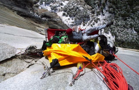 เสียวได้อีก! นักสำรวจกางเต็นท์นอนบนหน้าผาสูงกว่า 4,000 ฟุต