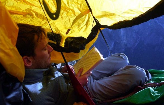 เสียวได้อีก! นักสำรวจกางเต็นท์นอนบนหน้าผาสูงกว่า 4,000 ฟุต