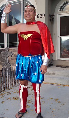 คุณพ่อสุดเฟี้ยว แต่งแฟนซียืนส่งลูกไปโรงเรียนทุกวัน 