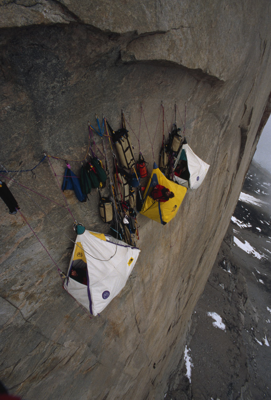 เสียวได้อีก! นักสำรวจกางเต็นท์นอนบนหน้าผาสูงกว่า 4,000 ฟุต