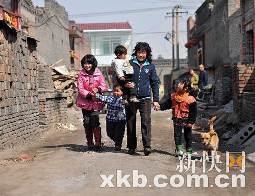 ใจงาม หญิงชาวจีนเป็นแม่บุญธรรมของเด็กกว่า 80 คน