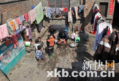 ใจงาม หญิงชาวจีนเป็นแม่บุญธรรมของเด็กกว่า 80 คน